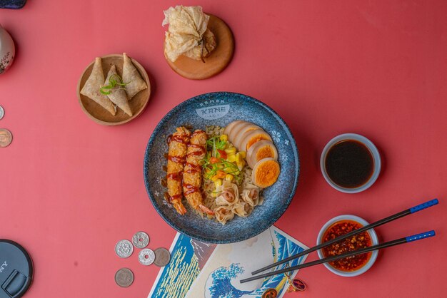 Ramen noedels met heerlijke topping geserveerd met dumpling