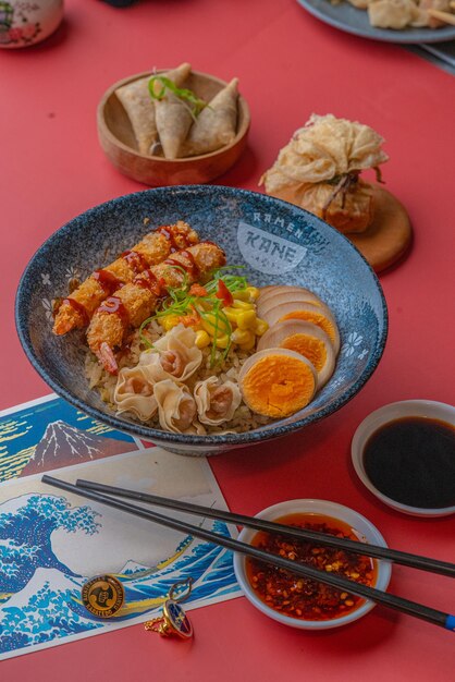 Foto ramen noedels met heerlijke topping geserveerd met dumpling