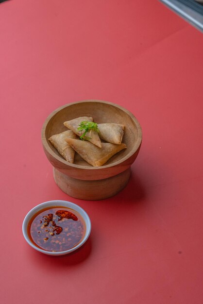 Ramen noedels met heerlijke topping geserveerd met dumpling