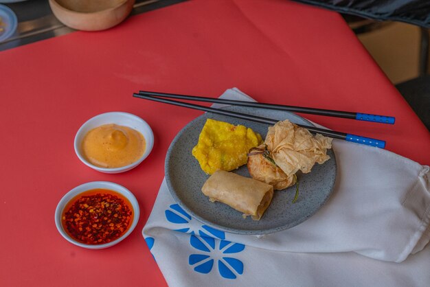 Foto ramen noedels met heerlijke topping geserveerd met dumpling