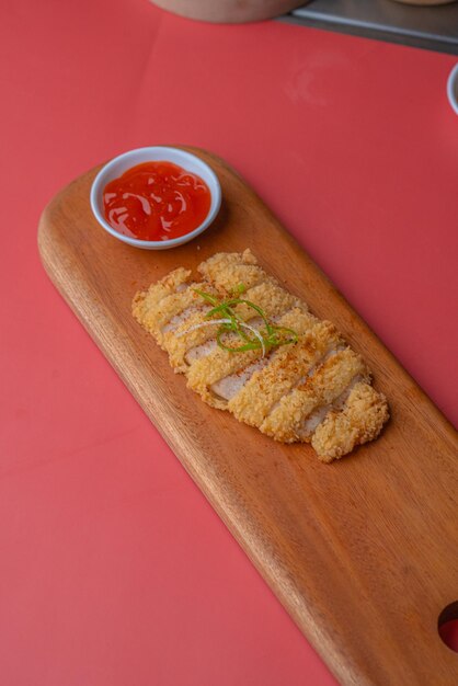 Foto ramen noedels met heerlijke topping geserveerd met dumpling