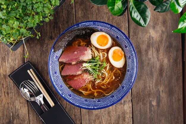 Ramen-noedelsoep met pastrami en eieren