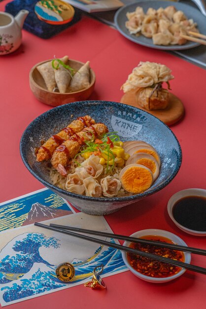 맛있는 토핑이 있는 라멘 누들, <unk>과 함께 제공