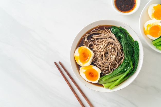 ramen noodles met ei en groente - veganistische of vegetarische eetstijl