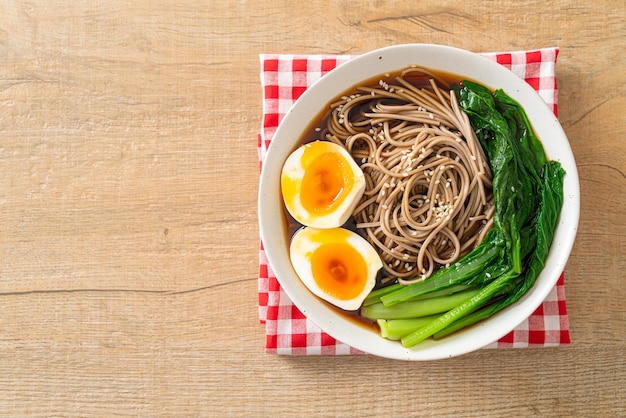 ramen noodles met ei en groente - veganistische of vegetarische eetstijl