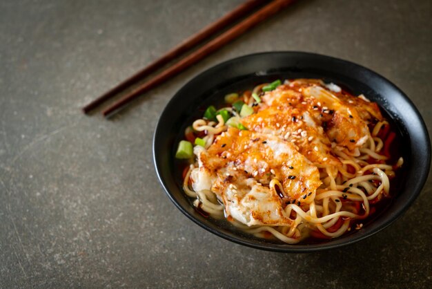 ramen noodles met gyoza of dumplings van varkensvlees - Aziatisch eten