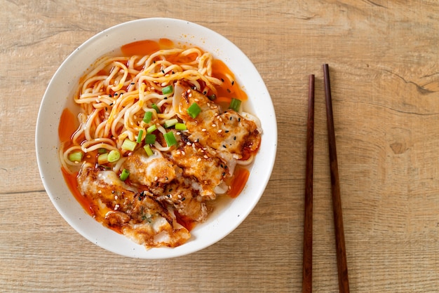 ramen noodles met gyoza of dumplings van varkensvlees. Aziatische eetstijl