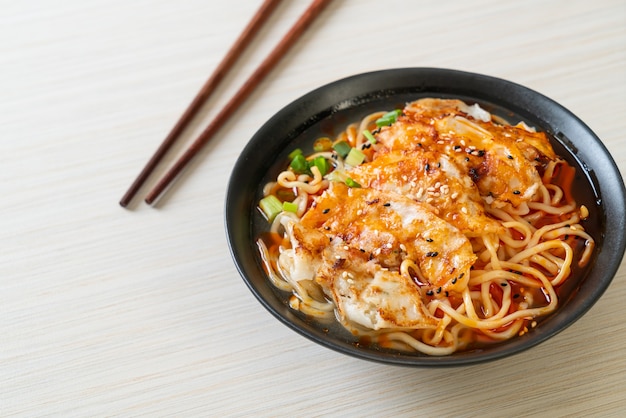 ramen noodles met gyoza of varkensvlees dumplings - Aziatische eetstijl