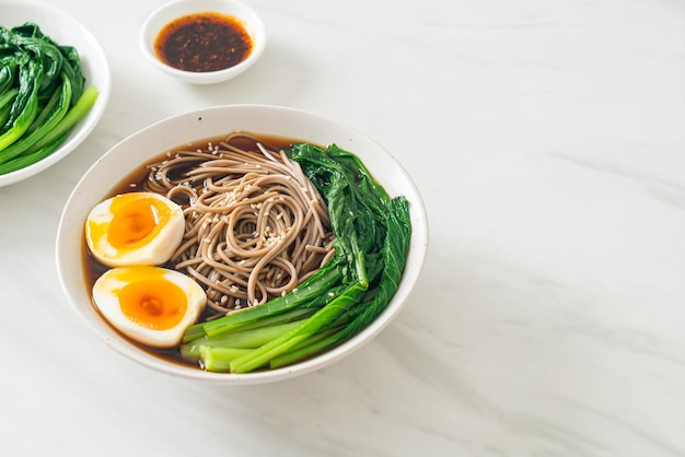 ビーガンまたはベジタリアンフードスタイルのラーメン