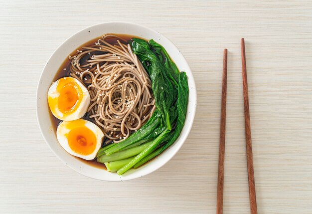 Noodles ramen con uova e verdure - stile alimentare vegano o vegetariano