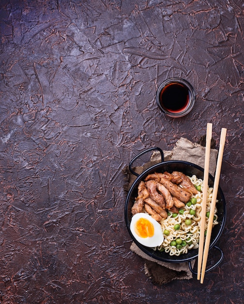 Фото Рамен лапша с мясом, овощами и яйцом