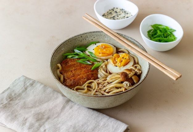 Ramen-soep met noedels, varkensvlees, champignons en eieren. Japanse keuken. Recept.