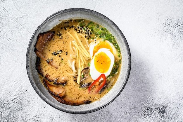 Ramen-soep met rundertong, champignons en ingemaakte eieren van Ajitama