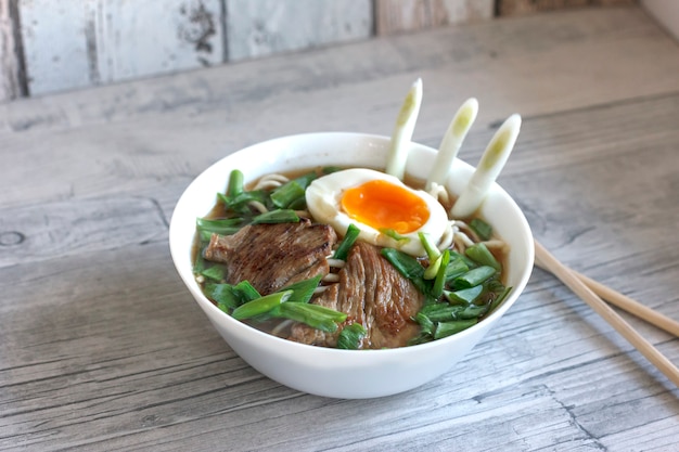 Ramen-soep met verse uien, gekookt ei en gebakken vlees