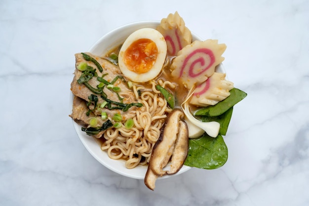 Ramen soepkom over marmeren tafel