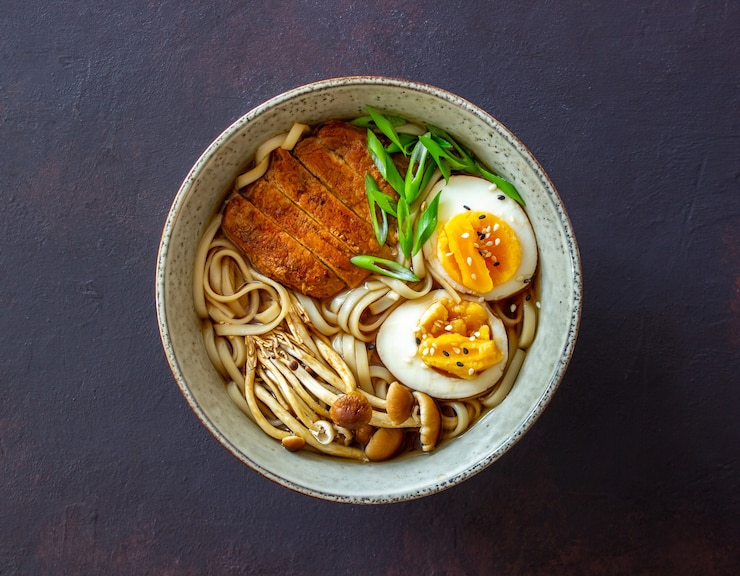 Photo ramen soup with noodles, pork, mushrooms and eggs. japanese cuisine. recipe.