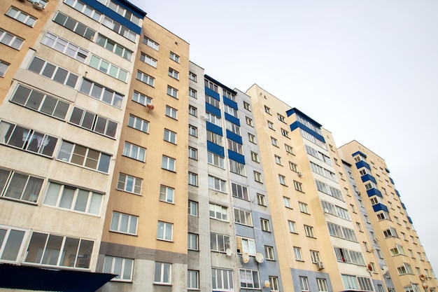 Ramen van een hoog gebouw met meerdere verdiepingen tegen de achtergrond van de lucht