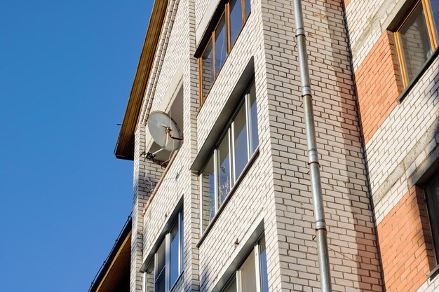 Ramen van een hoog huis op een achtergrond van blauwe lucht