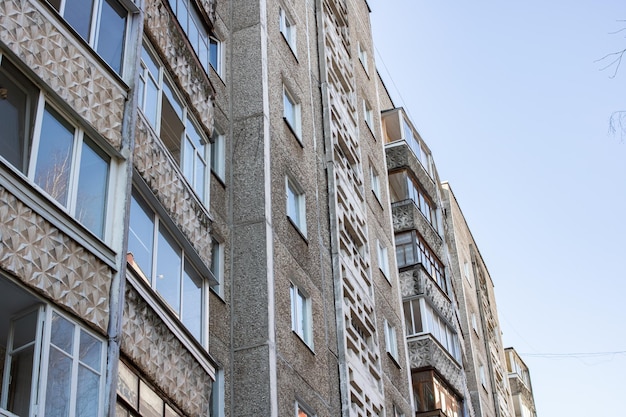 Ramen van hoog huis op achtergrond van blauwe lucht