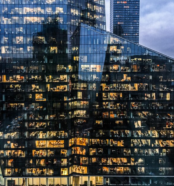 Foto ramen van wolkenkrabbers in het financiële stadscentrum in europa