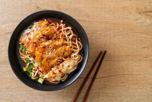 Ramennoedels met gyoza of varkensknoedels - aziatische eetstijl