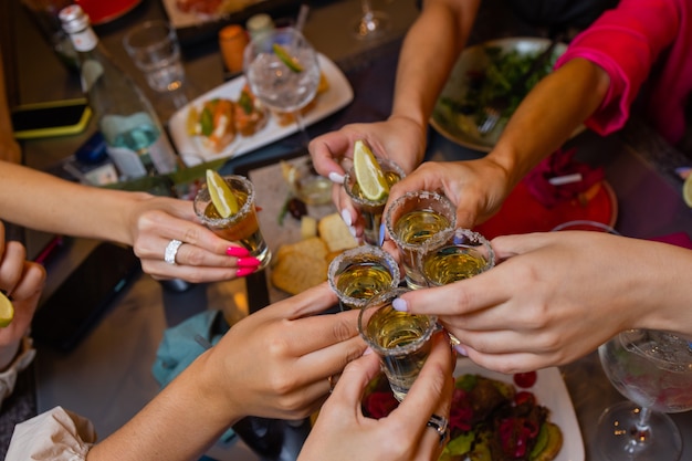 Rammelende glazen met alcohol en roosteren, feest.