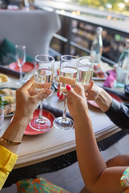 Rammelende glazen met alcohol en roosteren, feest.