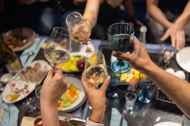 Rammelende glazen met alcohol en roosteren, feest.