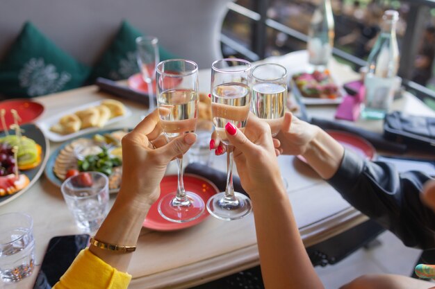 Rammelende glazen met alcohol en roosteren, feest.