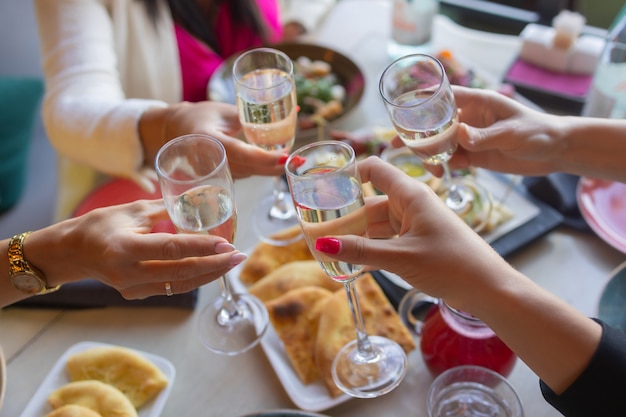 Rammelende glazen met alcohol en roosteren, feest.