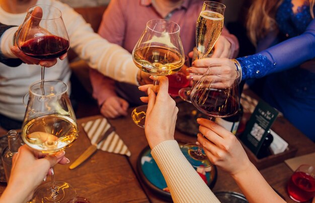 Foto rammelende glazen met alcohol en toostfeestje