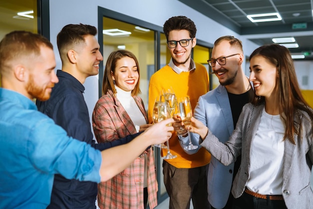 Rammelende glazen met champagne Tevreden collega's die hun zakelijke prestatie vieren