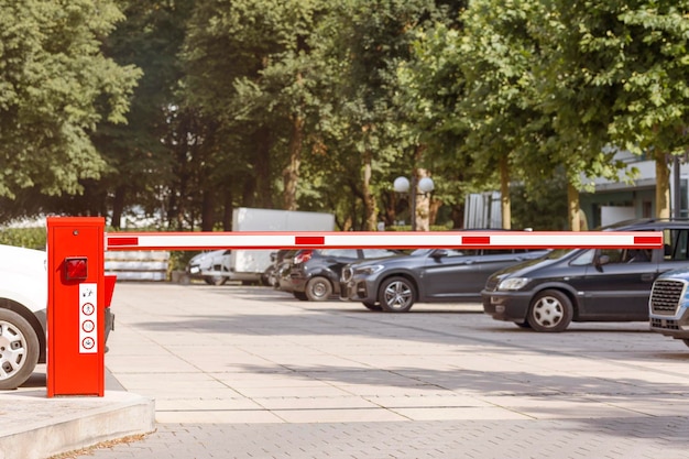 Пандус, шлагбаум на частную автостоянку. Въездные ворота в парковочную зону на городской улице