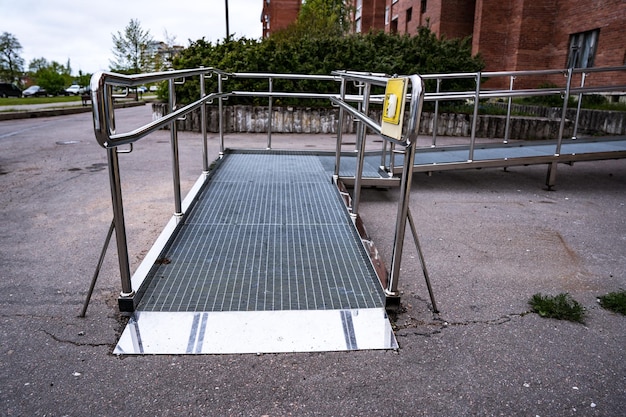 Foto una rampa per disabili nei pressi di un edificio pubblico