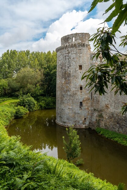 Bastioni e acqua che circondano il castello medievale di hunaudaye, bretagna francese. monumento storico di francia