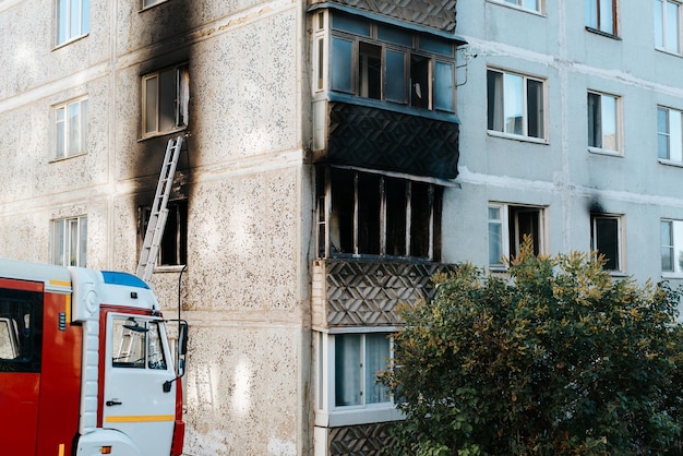 Rampvernietiging Brand in een flatgebouw met meerdere verdiepingen Buiten zwart verbrand balkon en ramen