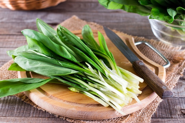 Ramson of daslook op een snijplank op tafel