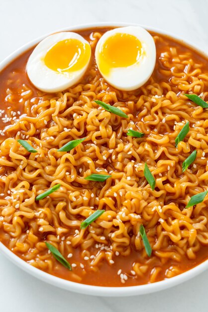 Ramyeon o spaghetti istantanei coreani con uova - stile di cibo coreano