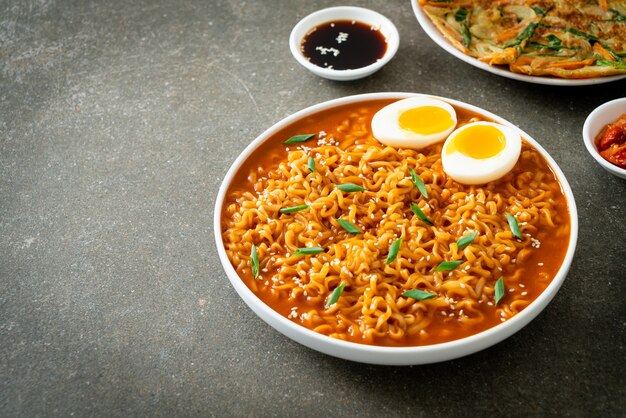 Ramyeon of Koreaanse instant noedels met ei - Koreaanse eetstijl