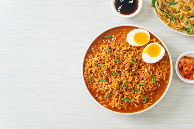 Ramyeon of koreaanse instant noedels met ei - koreaanse eetstijl