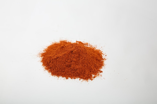 Rand van gemalen paprika op witte achtergrond