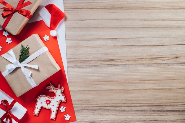 Rand van geschenkdozen en dennenboom speelgoed op houten oppervlak