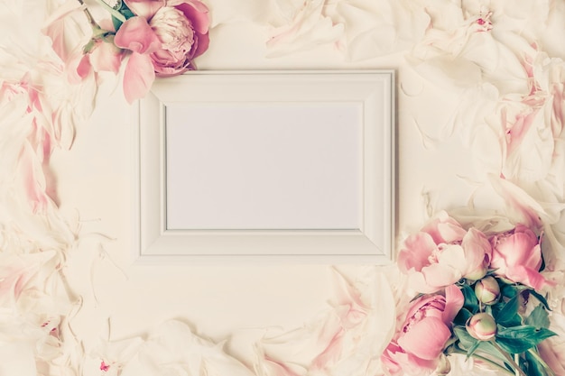 Rand van mooie retro roze en witte pioenrozen met decoratief wit frame met kopieerruimte voor uw tekst