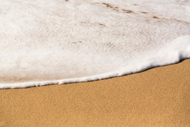 Rand van zee en surfen op zandstrand