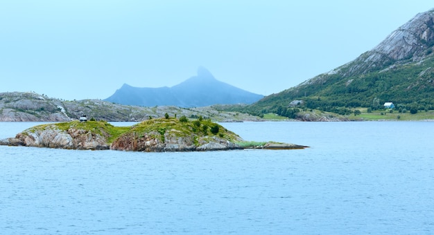 Foto vista nuvolosa di estate del fiordo di ranfjorden dal traghetto