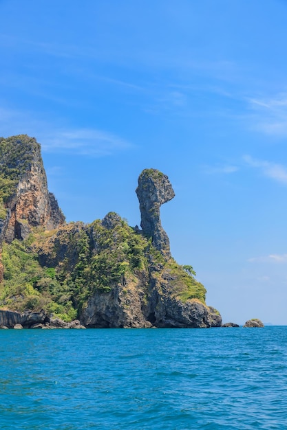 사진 랭 섬 (rang islands) 은 태국 레일리 해변 근처에 있는 아오 프라  (ao phra nang) 의 은 푸른 바다입니다.