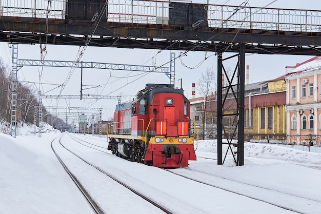 Rangeerlocomotief op een spoorlijn in een industriegebied op een bewolkte winterdag