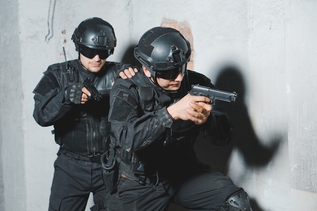 Rangers in zwarte uniformen met geweren