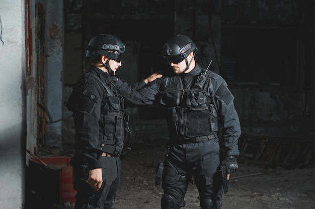 Rangers in zwarte uniformen met geweren