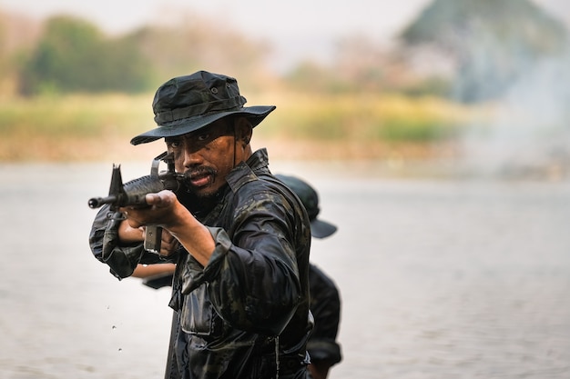 Rangers waden door het water om te schieten en aan te vallen.